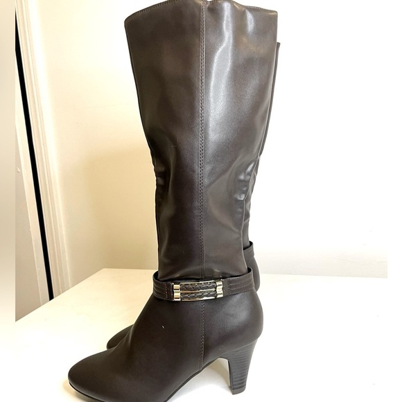 LONDON FOG Eaton Women’s Knee High Boots

Size 8.5 - Picture 8 of 10